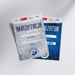 Dwa identyfikatory akredytacyjne: jeden z napisem 'Akredytacja' i miejscem na imię i nazwisko, drugi z napisem 'Organizator' i miejscem na nazwisko, oba z logo sponsorów i motywem graficznym...