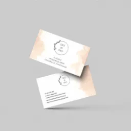 Dwie wizytówki z logo i informacjami kontaktowymi firmy Oko w Oko, specjalizującej się w makijażu, stylizacji brwi i dekoracjach handmade, na jasnoszarym tle.