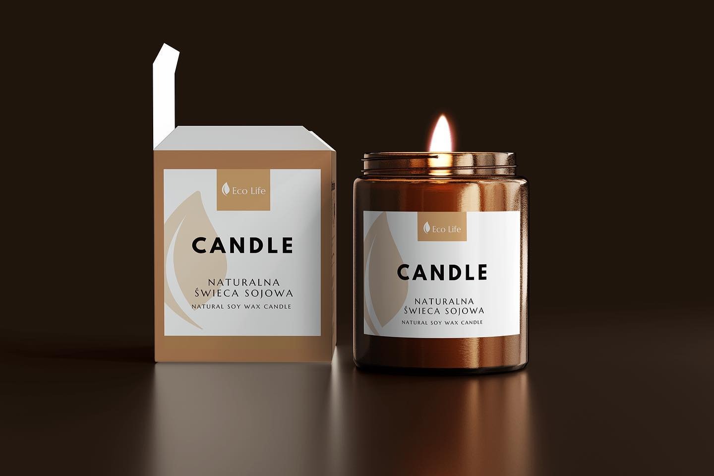 Dwie sojowe świece zapachowe w brązowych szklanych słoikach, jedna zapalona, obok pudełko z identycznym nadrukiem, minimalistyczny design z logo Eco Life.
