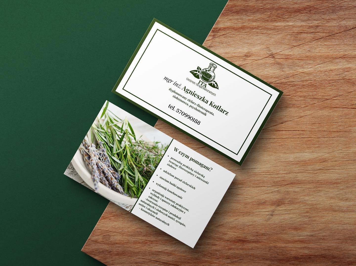 Wizytówka zielarki-fitoterapeutki Agnieszki Kotlarz z logo Centrum Terapii Naturalnych, obok leżą zioła: lawenda, rozmaryn i tymianek.