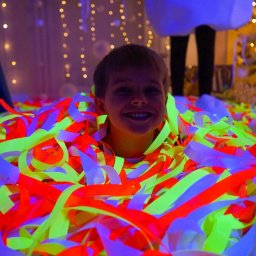 FLUO PARTY DLA DZIECI – Bezpieczna i magiczna zabawa w świetle UV!