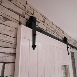 Drzwi przesuwne, tapetowanie oraz podwieszany sufit i ścianka G-T