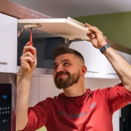 Montaż frontu do szafki kuchennej z pasją i precyzją. Unikalne meble na wymiar. #KuchnieNaWymiar #MebleNaWymiar