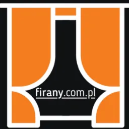 Stylizowane okno z pomarańczowymi zasłonami w logo firmy firany.com.pl na czarnym tle.