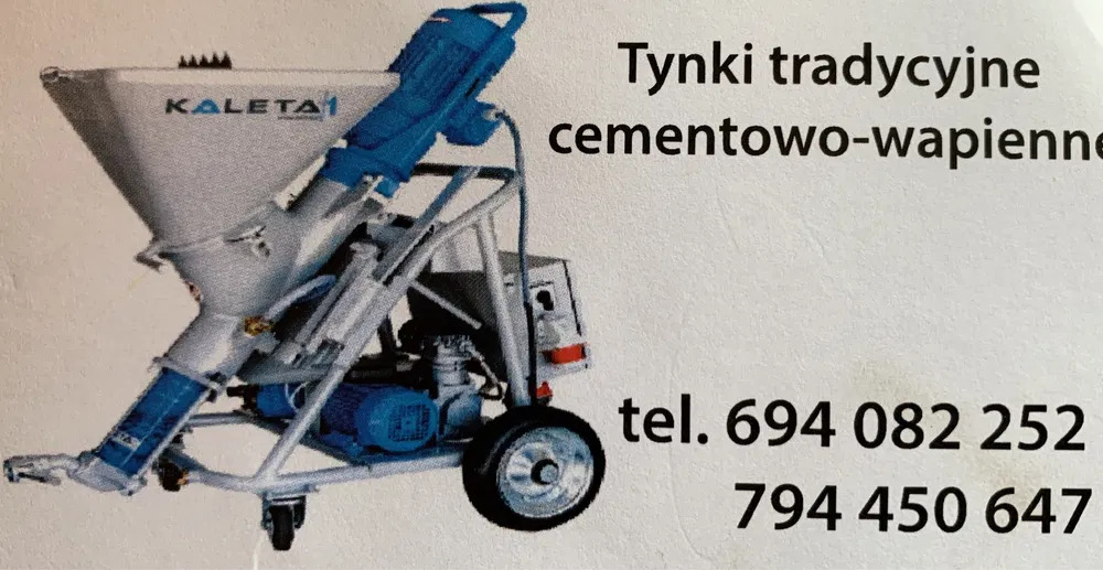 Agregat tynkarski marki Kaleta 1, widoczny na tle z tekstem informacyjnym o tynkach tradycyjnych cementowo-wapiennych i numerami telefonów kontaktowych.