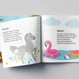 Otwarta książka dla dzieci z ilustracjami konika na biegunach i basenu z dmuchanym flamingiem, widoczne numery stron 4, 6 i 7.