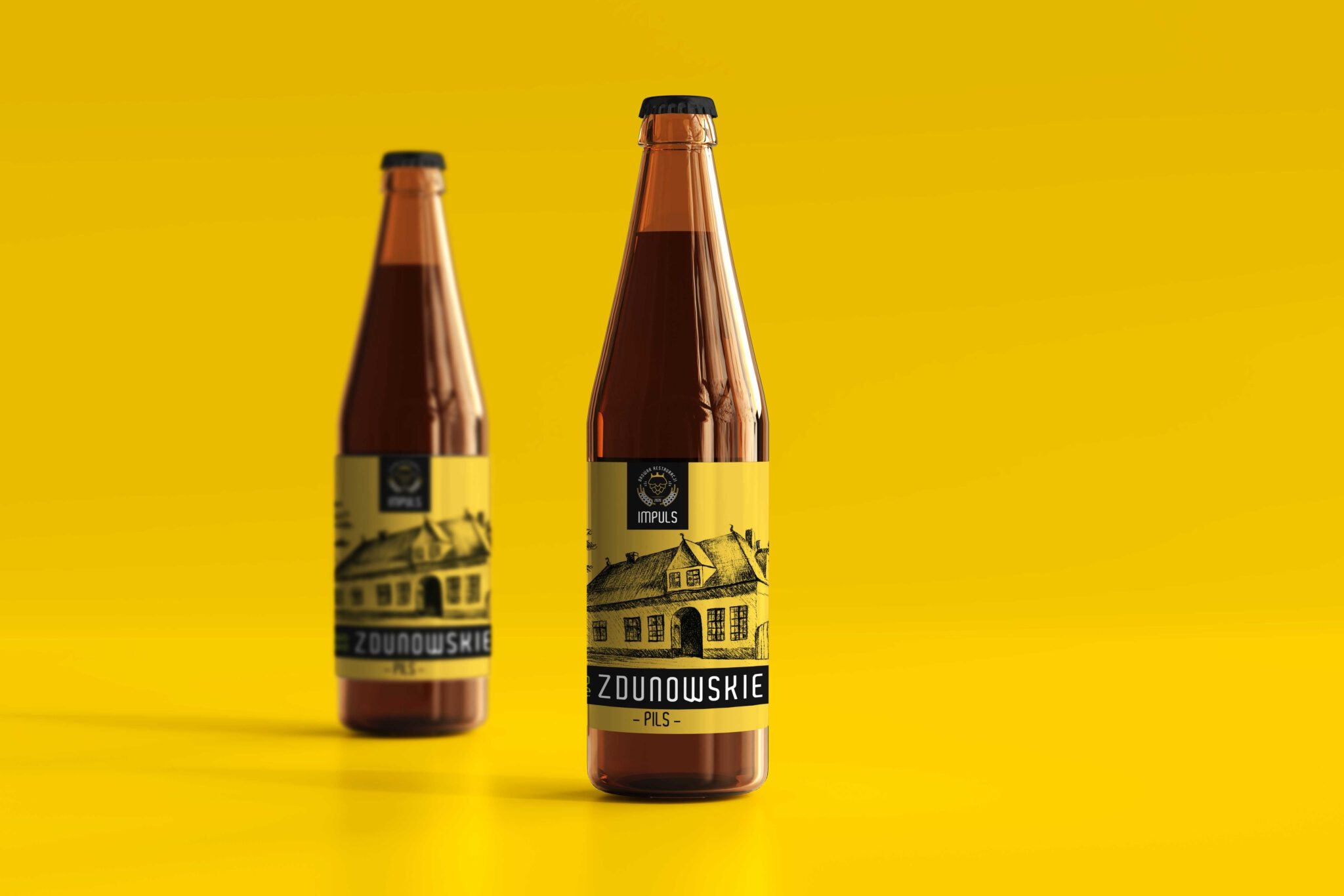 Dwie butelki piwa ZDUNOWSKIE - PILS na żółtym tle. Etykieta w kolorze żółtym z czarnym rysunkiem budynku i napisem. Widoczne logo Browaru Impuls.