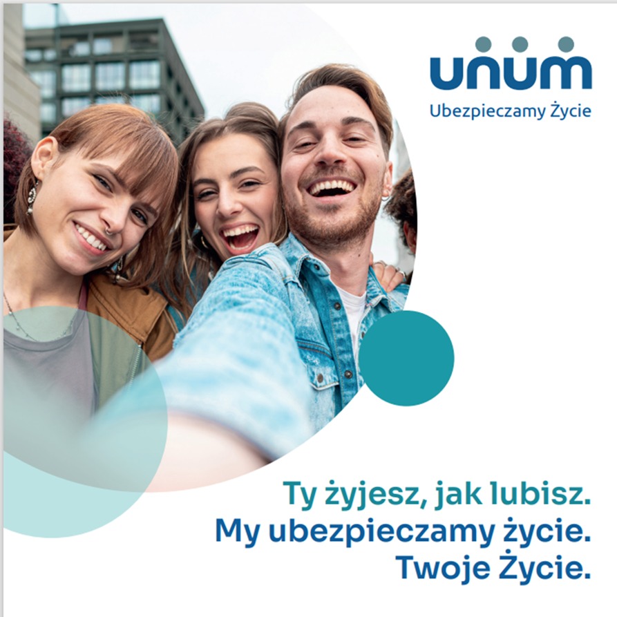 Radosna grupa przyjaciół robiąca selfie w Poznaniu. Reklama ubezpieczenia na życie z hasłem 'Ubezpieczamy życie'. Jasne, naturalne światło i uśmiechnięte twarze.