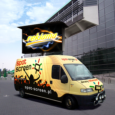 Żółty furgon z nadrukiem 'spot-screen.pl' i sylwetkami ludzi, na dachu zamontowany ekran LED z napisem 'reklama' na tle budynku biurowego.