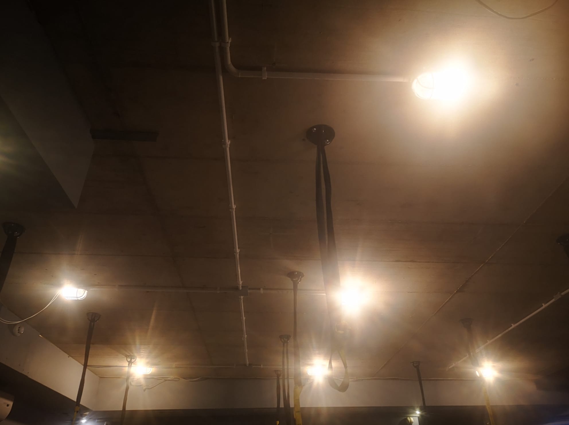 Montaż rurek instalacyjnych oraz wyosiowanie opraw oświetleniowych