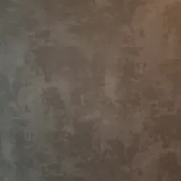 Szara ściana z efektem dekoracyjnym, imitującym przecierki i nieregularną fakturę, oświetlona z prawej strony.