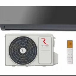 Kompletny zestaw klimatyzacji Rotenso: jednostka wewnętrzna w kolorze grafitowym z serii Elis, jednostka zewnętrzna oraz pilot zdalnego sterowania z wyświetlaczem LCD wskazującym 26 stopni Celsjusza.