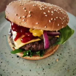 buła, 100 % mięso wołowe 200 g, mix sałat, ser cheddar, pomidor, ogórek konserwowy, cebula czerwona, 2 sosy do wyboru