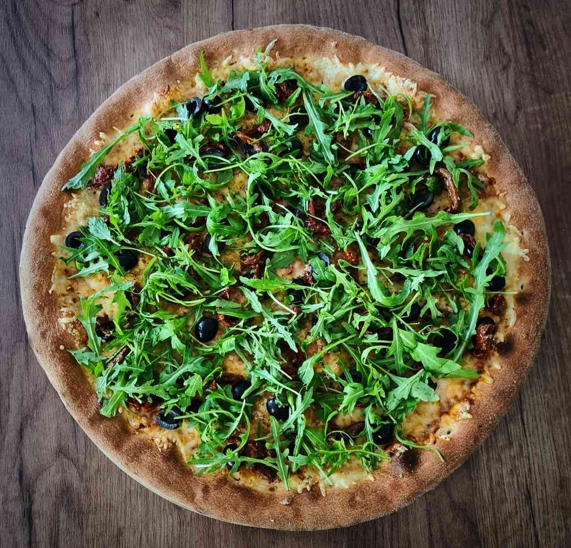 RUKOLA sos pomidorowy, ser, oliwki czarne, pomidory suszone, ser pleśniowy, rukola, oregano