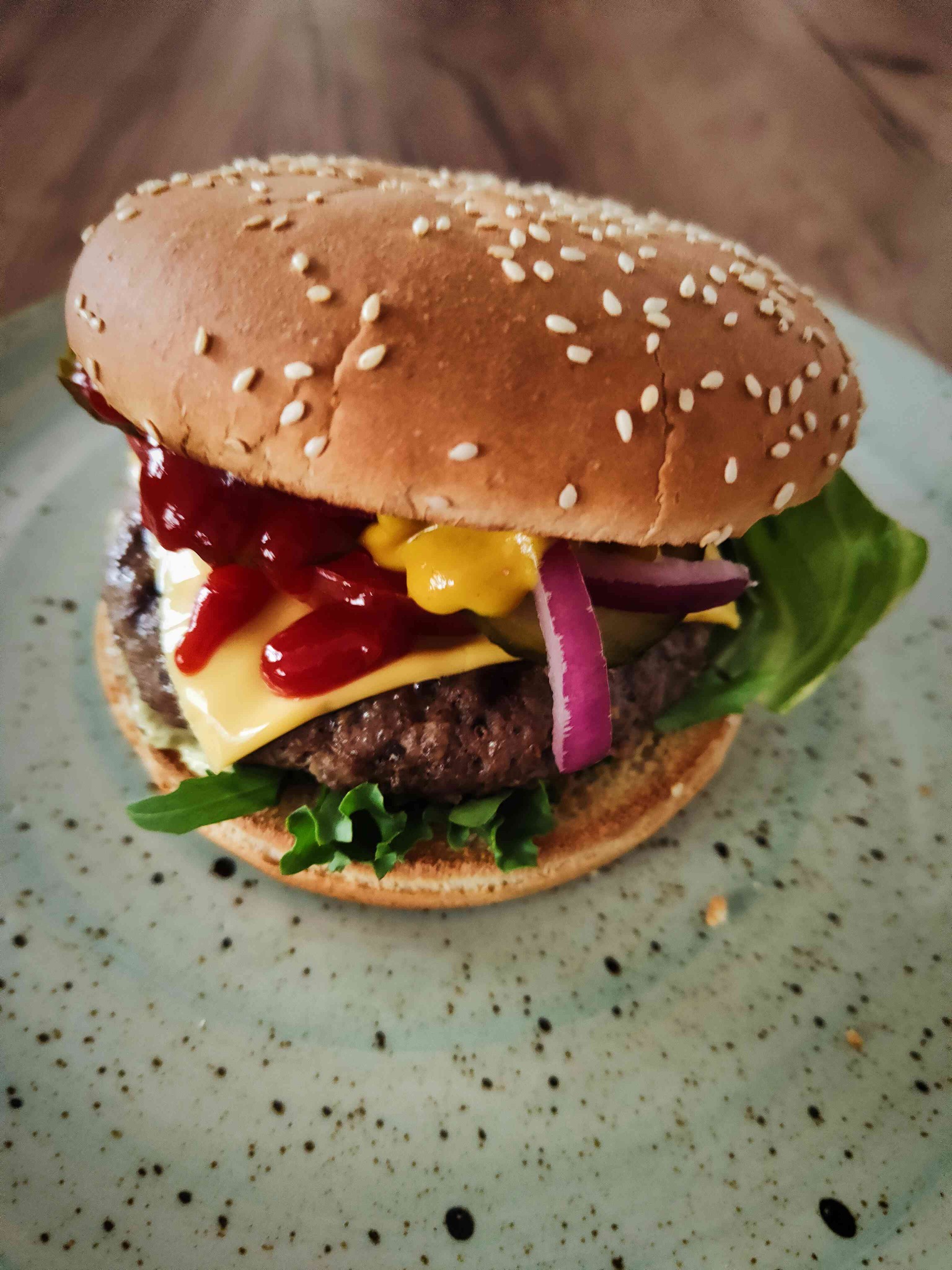 buła, 100 % mięso wołowe 200 g, mix sałat, ser cheddar, pomidor, ogórek konserwowy, cebula czerwona, 2 sosy do wyboru