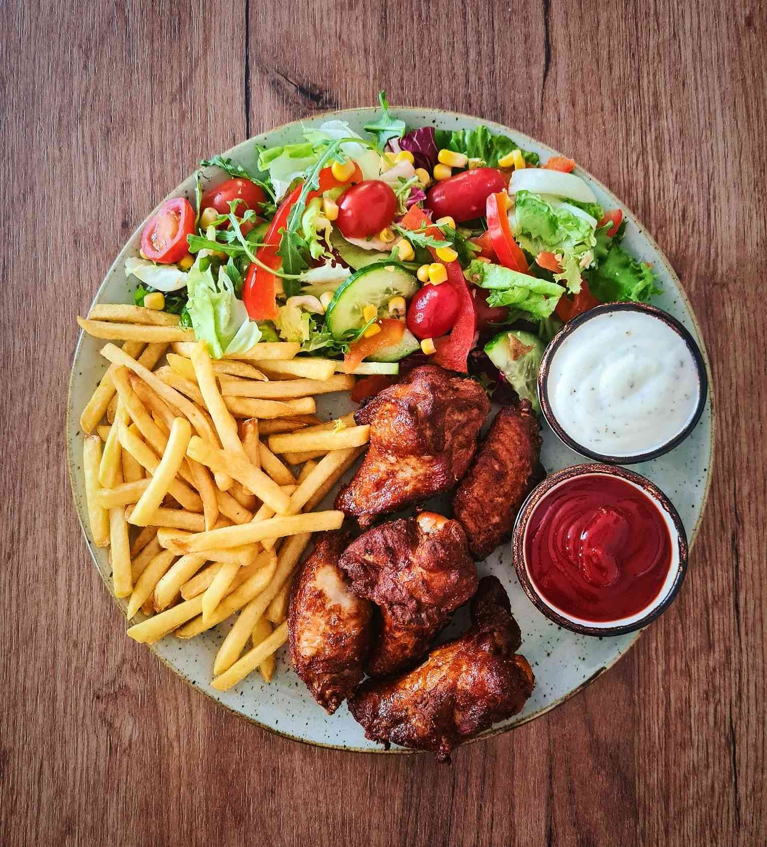 PIKANTNE SKRZYDEŁKA ZESTAW pikantne skrzydełka 6 szt., frytki, sałatka ze świeżych warzyw, 2 sosy do wyboru