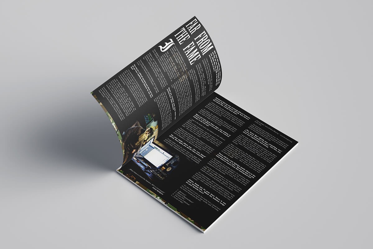 Rozkładówka magazynu z wywiadem, na ciemnym tle widoczny fragment studia nagraniowego z monitorem i sprzętem audio.
