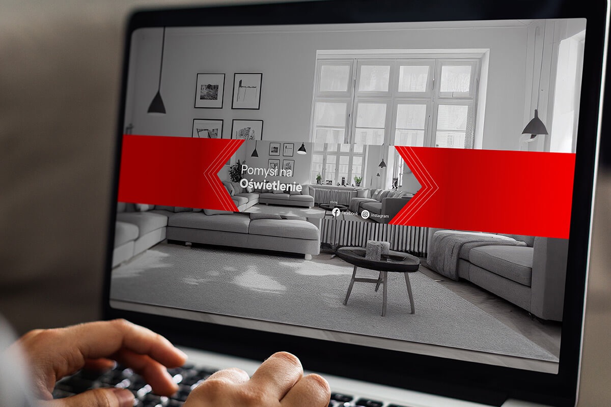 Ekran laptopa z widokiem na projekt aranżacji wnętrza salonu w odcieniach szarości z czerwonymi elementami graficznymi i napisem 'Pomysł na oświetlenie', dłonie osoby piszącej na klawiaturze...