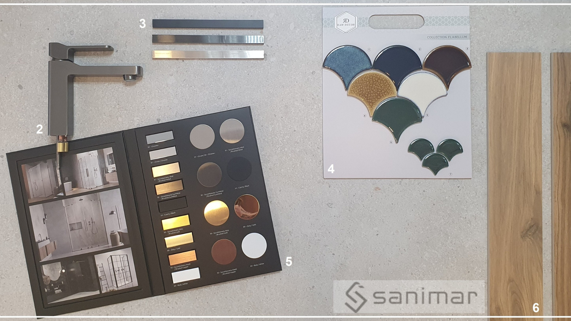 Moodboard łazienkowy prezentujący baterię umywalkową, próbki listew wykończeniowych, kartę kolorów armatury, płytki w kształcie wachlarza oraz panele drewnopodobne.
