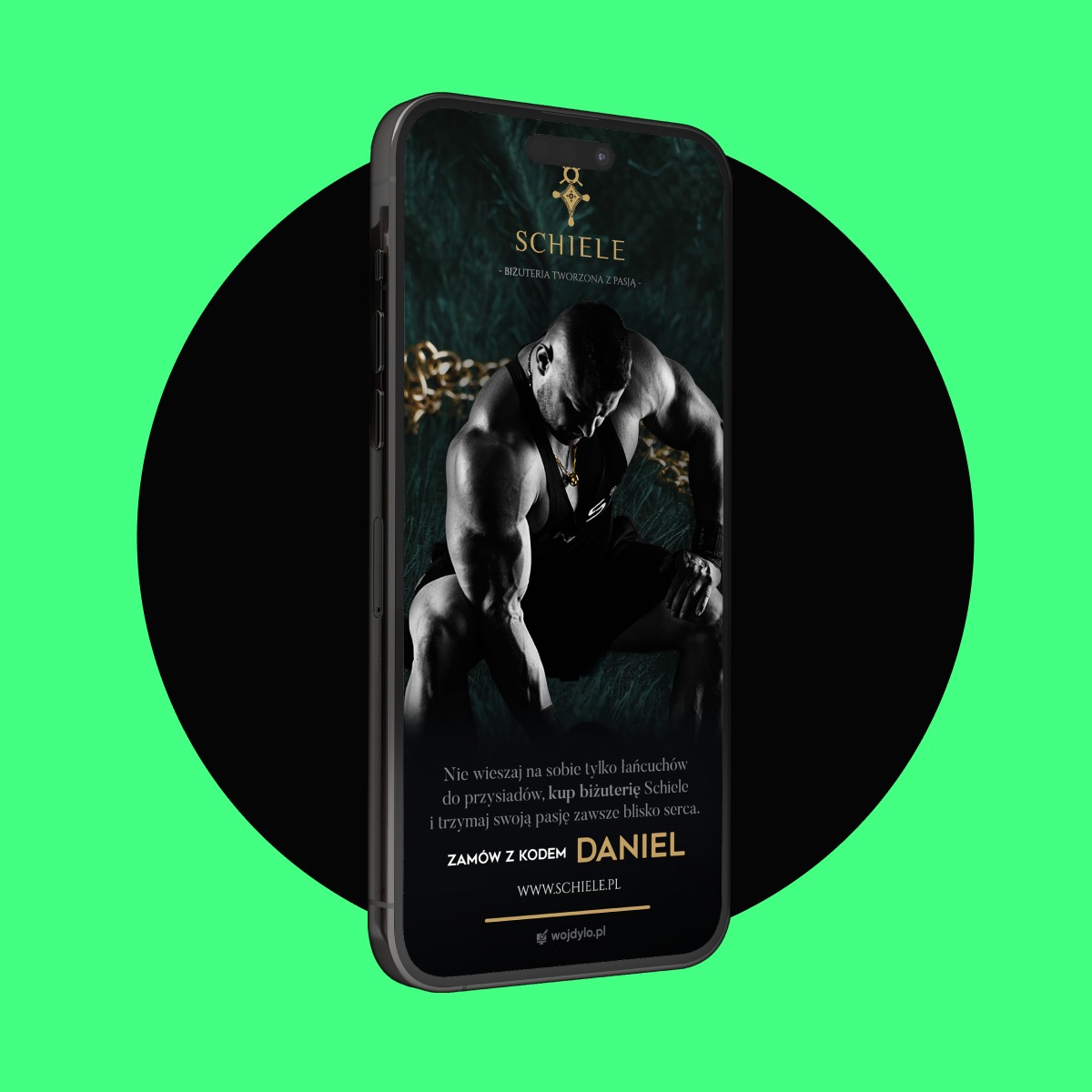 Reklama biżuterii Schiele wyświetlana na smartfonie: muskularny mężczyzna w czarnym stroju sportowym pozuje na tle zielono-złotego motywu, na szyi złoty łańcuszek, promocyjny kod rabatowy 'DANIEL'...