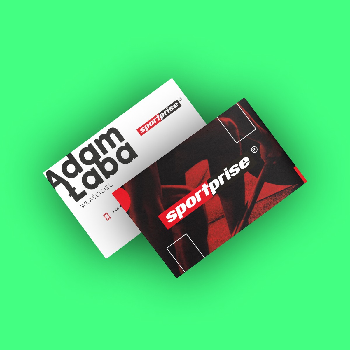 Dwie wizytówki leżące na zielonym tle: jedna biała z czarnym napisem 'Adam Łaba Właściciel' i czerwonym logo 'Sportprise', druga czarna z czerwonym logo 'Sportprise' i abstrakcyjnym czerwonym wzorem.