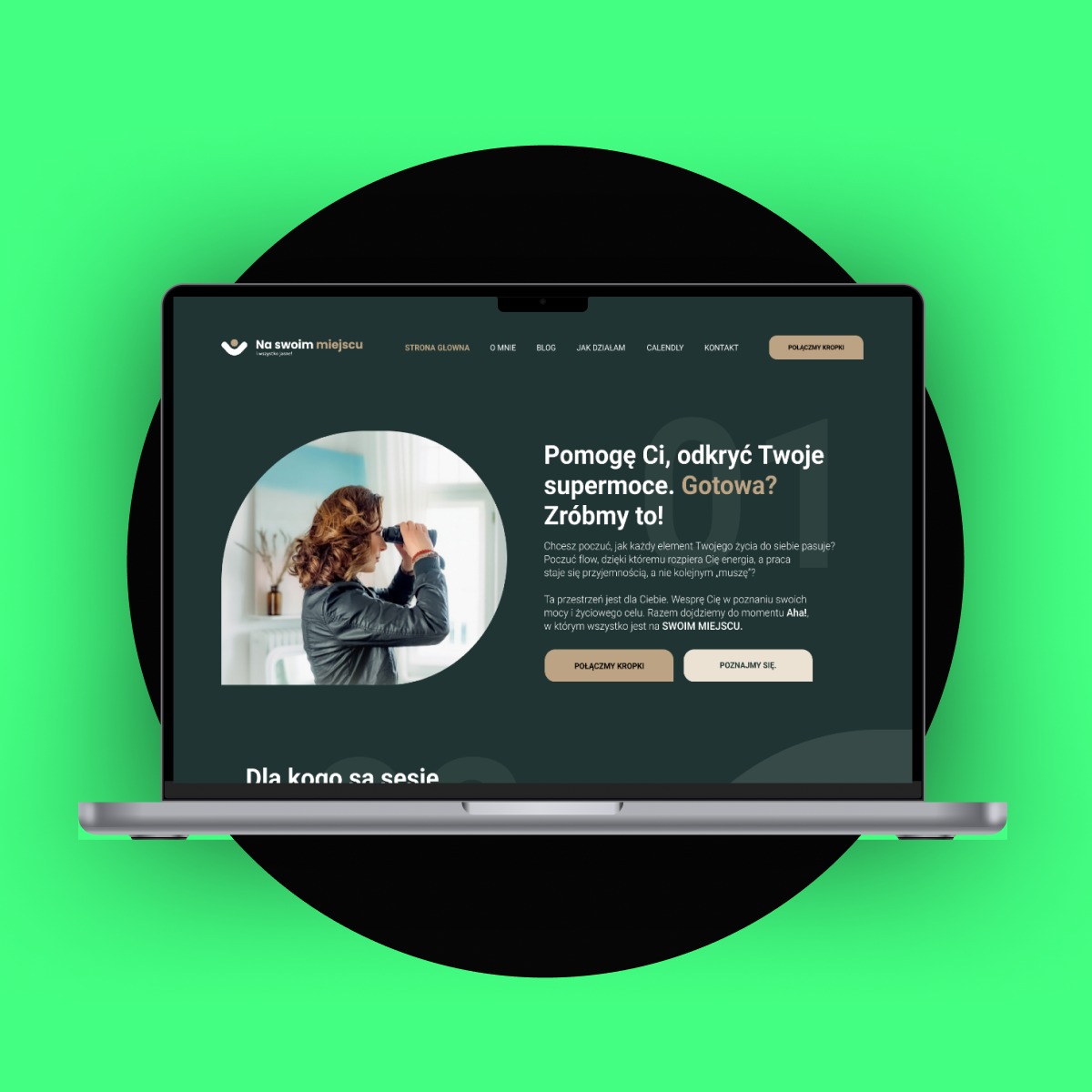 Laptop wyświetla stronę internetową z kobietą patrzącą przez lornetkę w okrągłym okienku, z tekstem o odkrywaniu supermocy i łączeniu kropek.