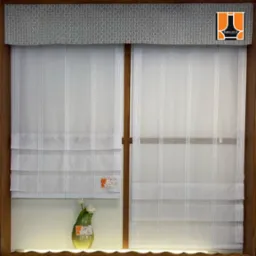 Dwie rolety rzymskie z delikatnego, białego materiału w drewnianej ramie okiennej, z dekoracyjnym szarym panelem u góry i wazonem z białymi tulipanami u dołu po lewej stronie.