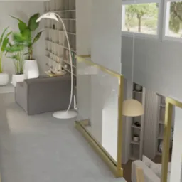 Dwupoziomowe wnętrze domu z widokiem z góry na salon, z szarą sofą, regałem z książkami, lampą łukową i roślinami doniczkowymi w białych osłonkach.