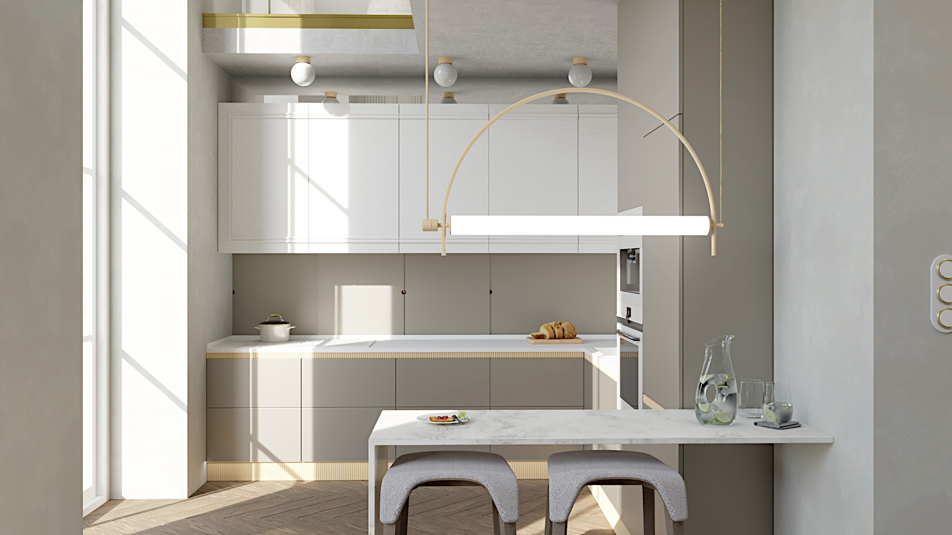 Jasna kuchnia w odcieniach szarości i bieli z elementami złota, z marmurowym blatem, nowoczesnym oświetleniem i drewnianą podłogą. Na blacie chleb na desce, garnek i dzbanek z wodą z cytryną.