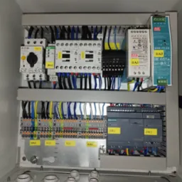 Rozdzielnica elektryczna z modułami sterującymi Siemens Logo, zasilaczami Mean Well, stycznikami Eaton i licznymi przewodami, widoczne oznaczenia 10X1, 30X1, 50X1, 51X1, 20K1, 20K2, 30A1, 11A1, 11A2.