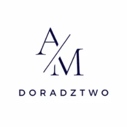 Eleganckie logo firmy doradczej: granatowe litery A i M przecięte ukośną linią, napis 'DORADZTWO' poniżej, na białym tle.