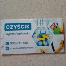 Wizytówka firmy sprzątającej CZYŚCIK Agata Popławska, z numerem telefonu i adresem e-mail, obok grafika przedstawiająca narzędzia i akcesoria do sprzątania.