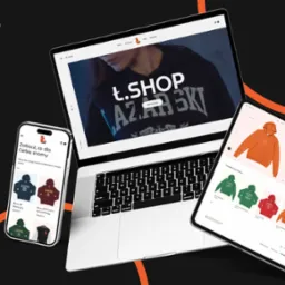 Prezentacja responsywnego sklepu internetowego odzieżowego na laptopie, tablecie i smartfonie, z widocznymi produktami i logo marki Łazarski.