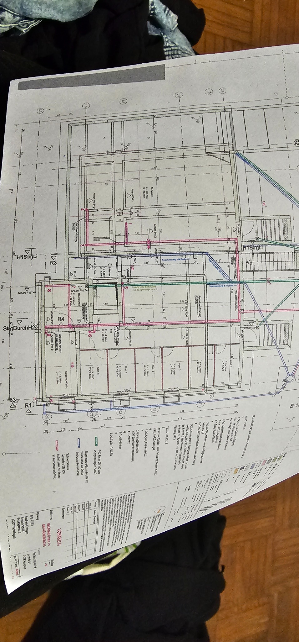 Plan instalacji budynku mieszkalnego z zaznaczonymi punktami przyłączeń i przebiegiem rur kanalizacyjnych, widoczne wymiary pomieszczeń i oznaczenia.
