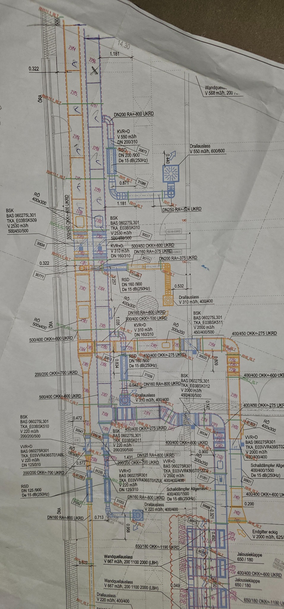 Techniczny rysunek instalacji wentylacyjnej z naniesionymi wymiarami i oznaczeniami elementów, w tym kanałów wentylacyjnych, tłumików i nawiewników.