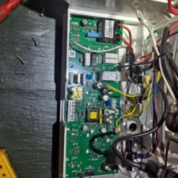 Wymiana i naprawa płyty sterującej w w kotle gazowym