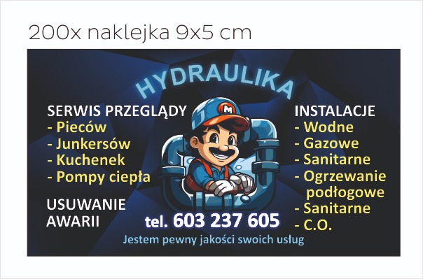 Reklamowa naklejka hydrauliczna 9x5 cm z kreskówkowym hydraulikiem w niebieskiej czapce z literą M, otoczonym przez rury, z listą usług: serwis, przeglądy, instalacje wodne, gazowe, sanitarne...