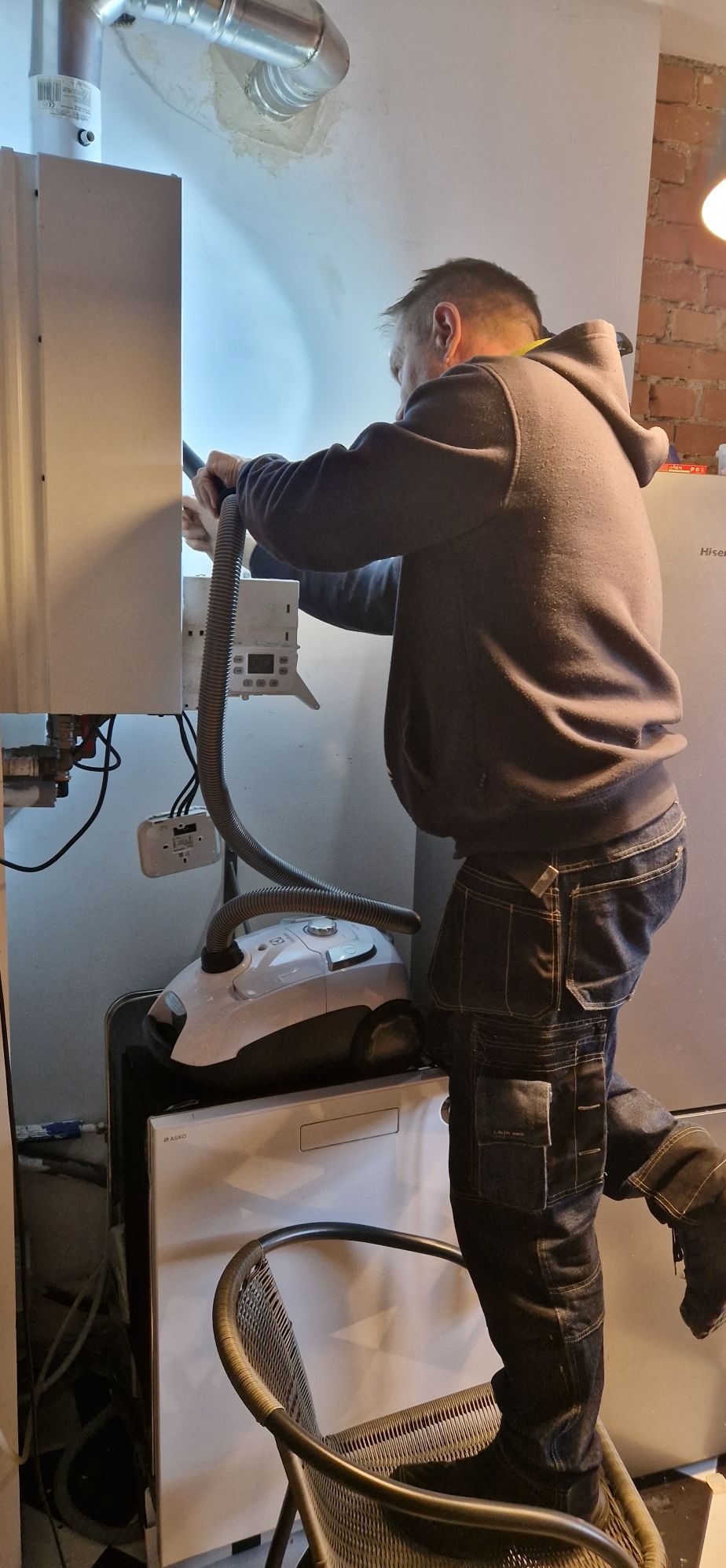 Czasami trzeba się na gimnastykować by zrobić przegląd iwyczyścić kocioł gazowy