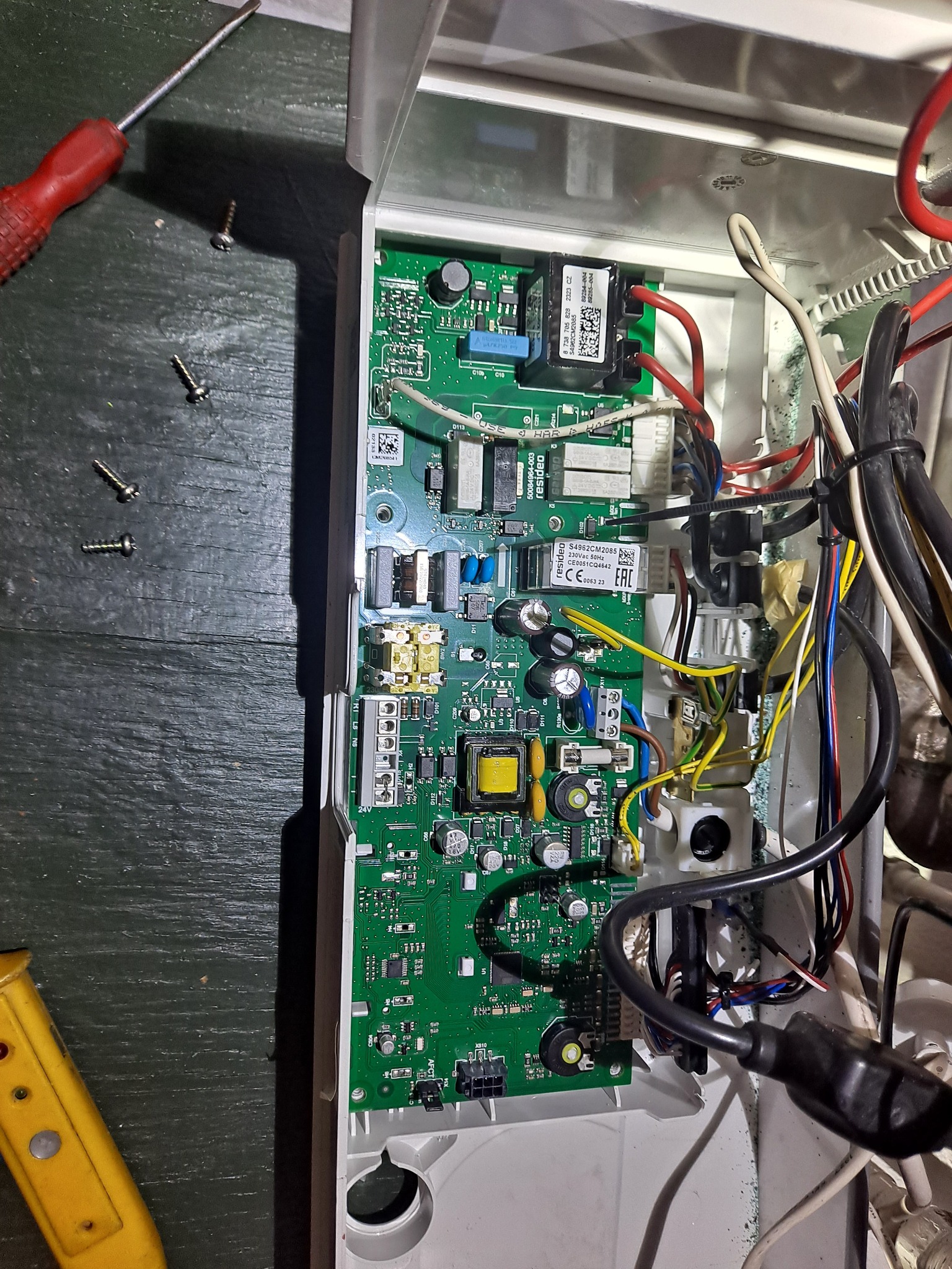 Wymiana i naprawa płyty sterującej w w kotle gazowym