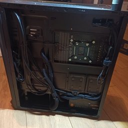 lublin.host KAROL RÓŻAŃSKI - Wnętrze obudowy komputera stacjonarnego z widocznymi kablami, płytą główną i zasilaczem EVGA 750 GT. Uporządkowane przewody w czarnych oplotach.