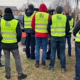 Centrum Szkoleniowe LDM w Legnicy - Grupa osób w kamizelkach odblaskowych z logo 'LDM Centrum Szkoleniowe' stoi na zewnątrz, prawdopodobnie przed wózkiem widłowym, podczas szkolenia.