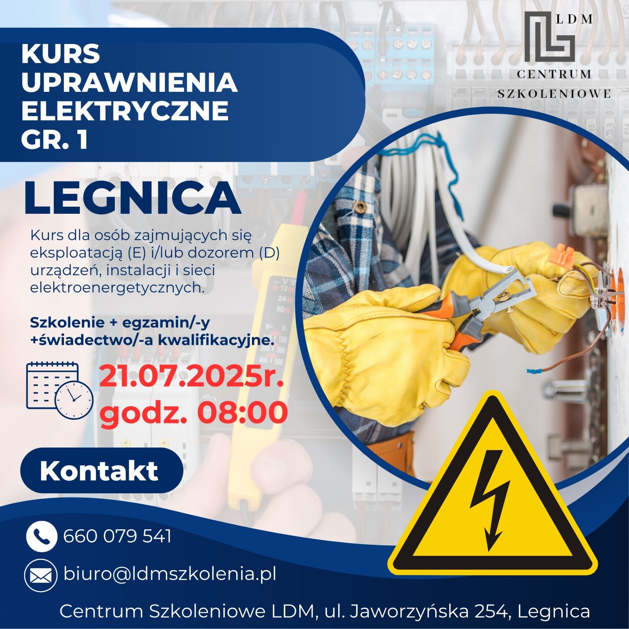 Plakat kursu uprawnień elektrycznych w Legnicy. Informacje o terminie, kontakcie i zakresie szkolenia z egzaminem i świadectwem kwalifikacyjnym. Praca elektryka w tle.