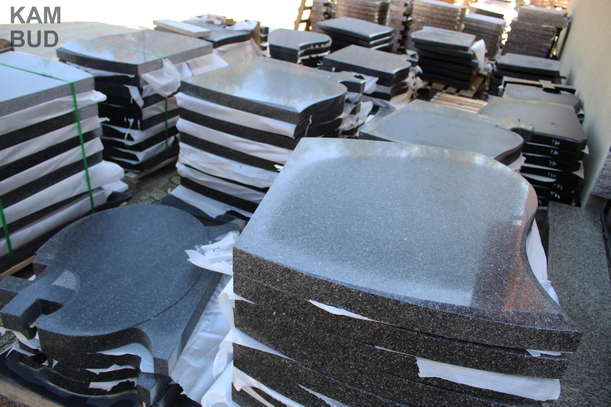 Granitowe tablice napisowe.