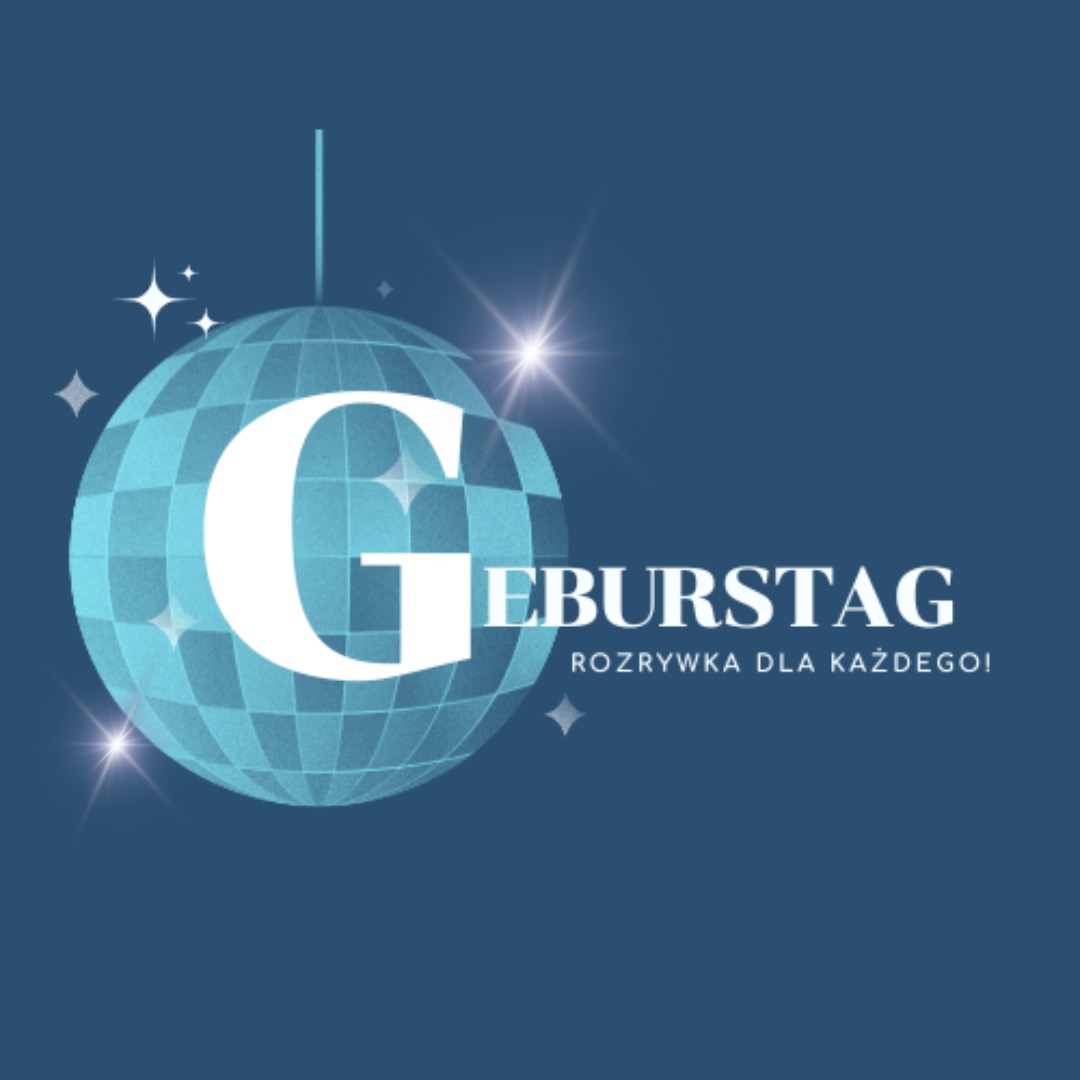 Niebieska kula dyskotekowa z napisem 'GEBURSTAG ROZRYWKA DLA KAŻDEGO!' w kolorze białym i błyszczącymi gwiazdkami na ciemnoniebieskim tle.
