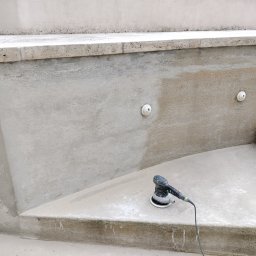 Blackwings - Szlifowanie ściany schodów z gładzi, widoczne różnice w fakturze po szlifowaniu, szlifierka oscylacyjna na stopniu.