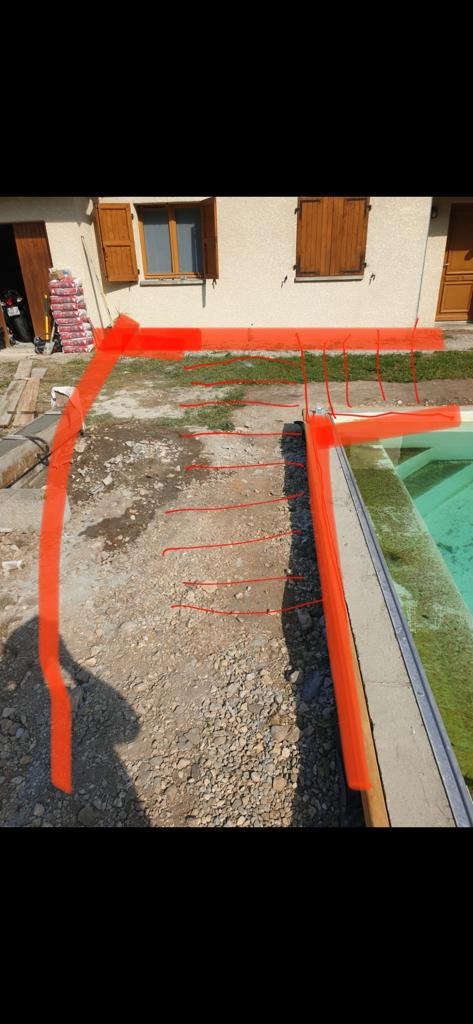 Czerwone rury instalacji grzewczej ułożone wokół basenu zewnętrznego, widok z góry na etapie montażu przed zalaniem betonem.