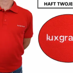 Czerwona koszulka polo z haftowanym logo 'luxgraw.pl', zbliżenie na haftowane detale.