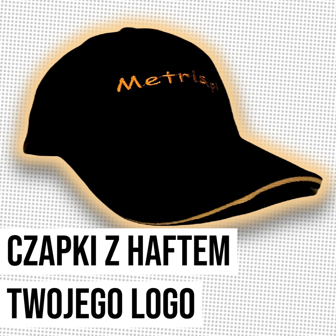Czarna czapka z daszkiem, z haftowanym złotą nicią napisem 'Metrispl', na szarym tle w kropki.