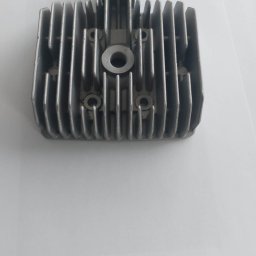 MARKING - Szara, aluminiowa głowica silnika z żebrami chłodzącymi, widoczna od góry na białym tle.