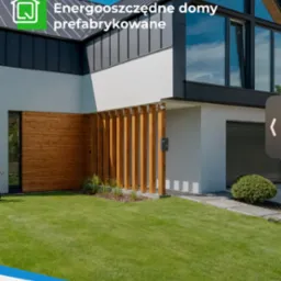 Nowoczesny dom prefabrykowany z drewnianą fasadą, dużymi oknami i zadbanym trawnikiem przed wejściem.